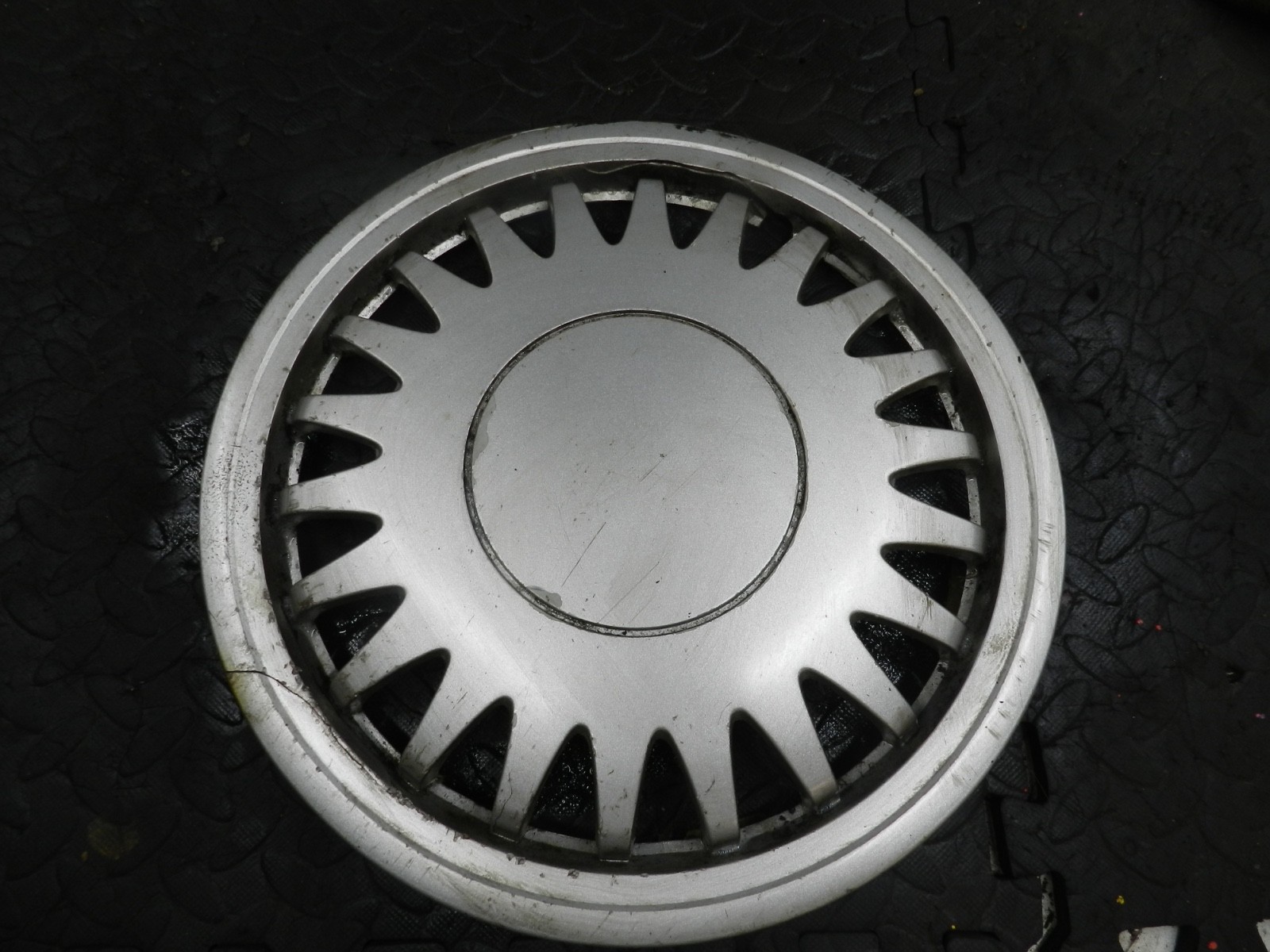 181. RENAULT 5 R5 NOT RS TURBO. SOLEIL WHEEL HUB CAP COVER 7700791347 CRACKED