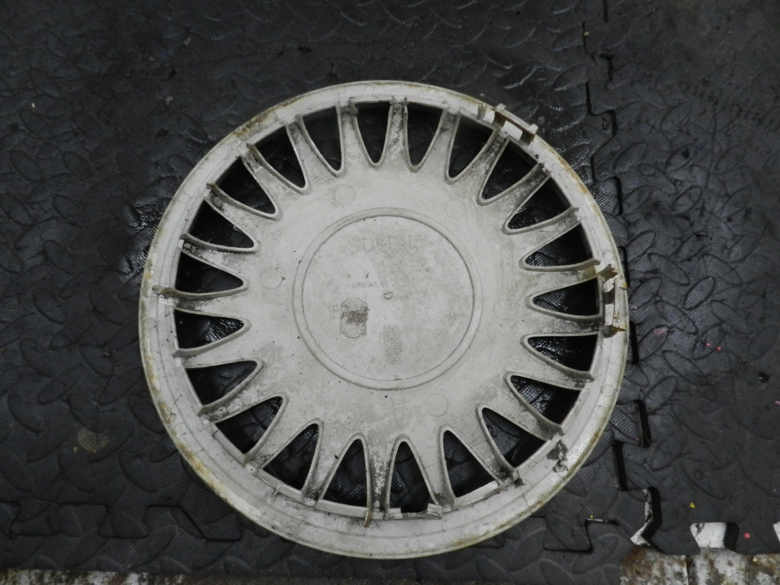 181. RENAULT 5 R5 NOT RS TURBO. SOLEIL WHEEL HUB CAP COVER 7700791347 CRACKED - Image 4