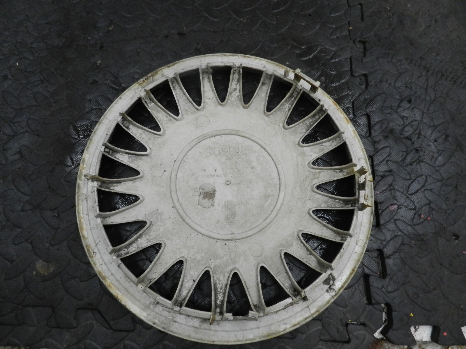 181. RENAULT 5 R5 NOT RS TURBO. SOLEIL WHEEL HUB CAP COVER 7700791347 CRACKED - Image 5