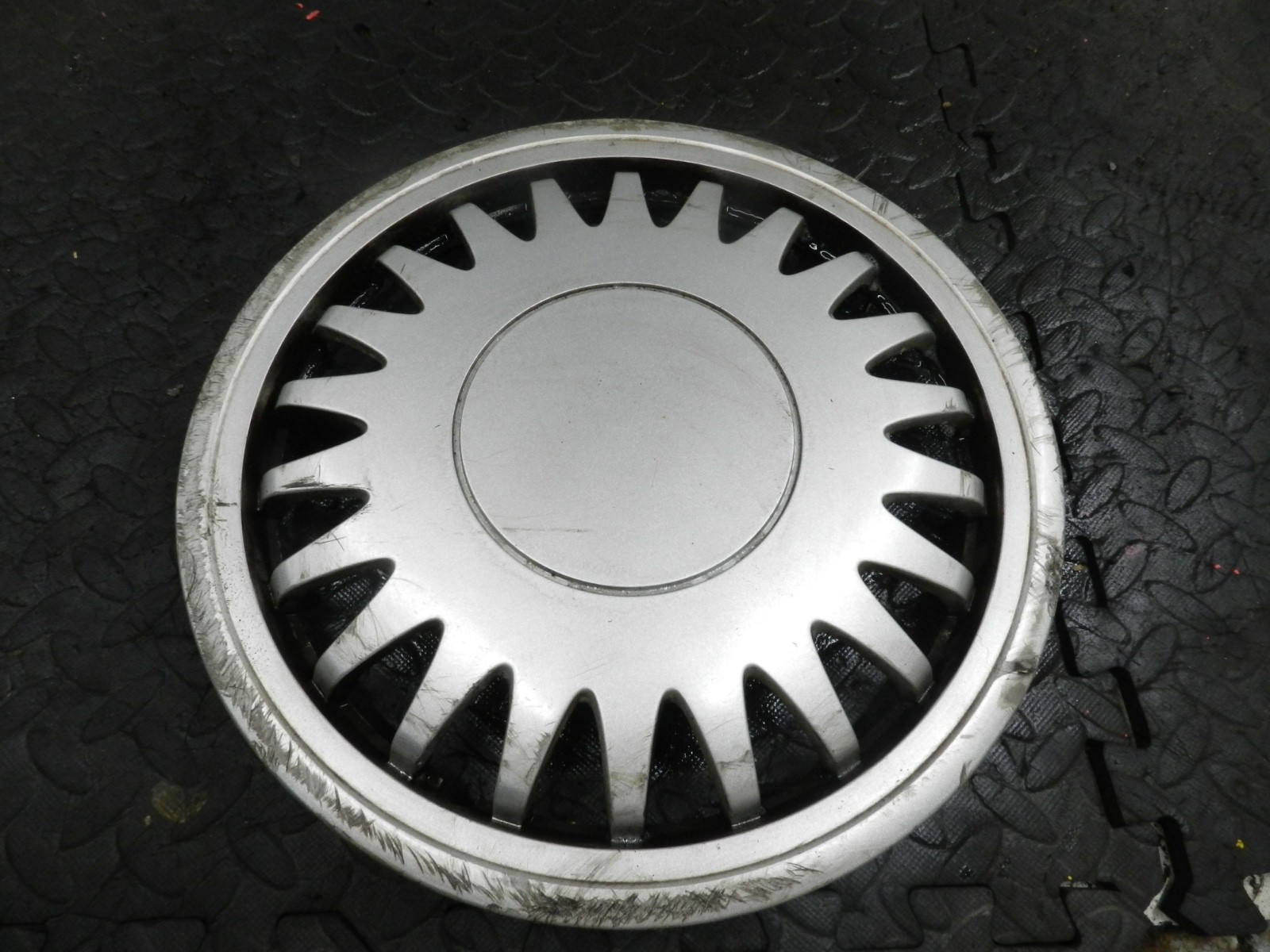 181. RENAULT 5 R5 NOT RS TURBO. SOLEIL WHEEL HUB CAP COVER 7700791347 SCUFFED