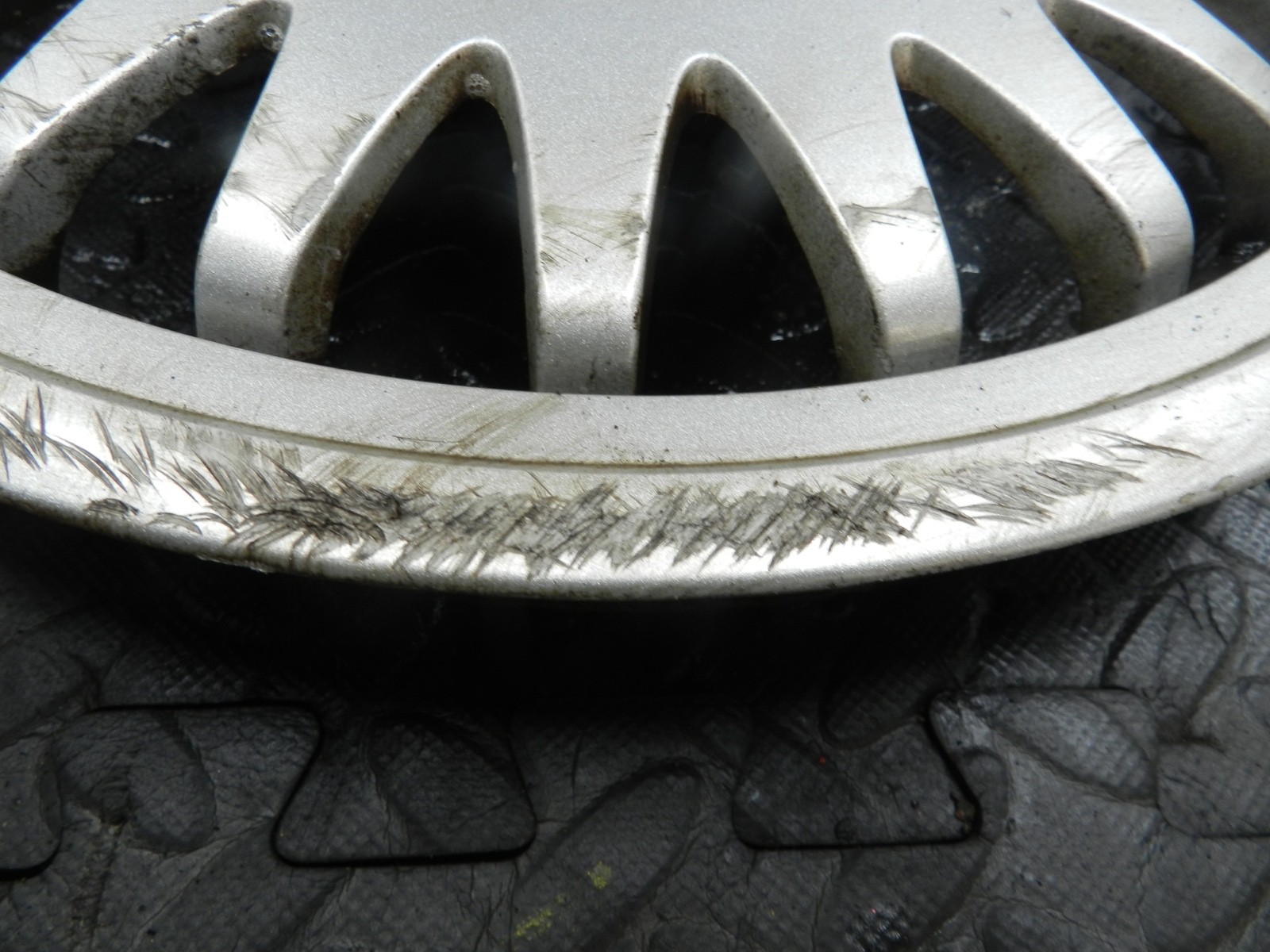 181. RENAULT 5 R5 NOT RS TURBO. SOLEIL WHEEL HUB CAP COVER 7700791347 SCUFFED - Image 2