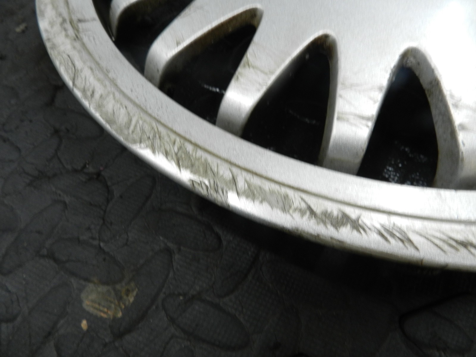 181. RENAULT 5 R5 NOT RS TURBO. SOLEIL WHEEL HUB CAP COVER 7700791347 SCUFFED - Image 3