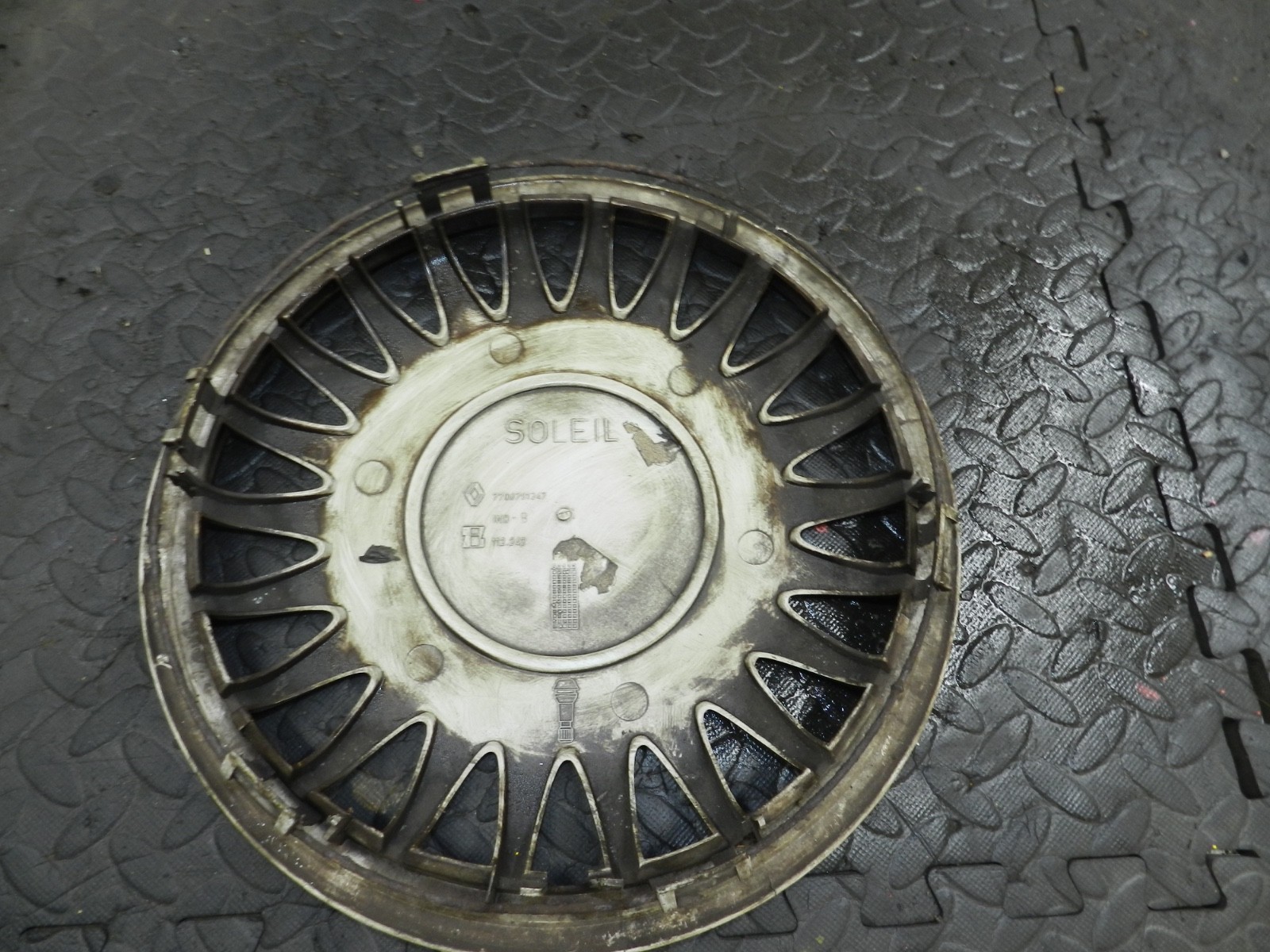 181. RENAULT 5 R5 NOT RS TURBO. SOLEIL WHEEL HUB CAP COVER 7700791347 SCUFFED - Image 11