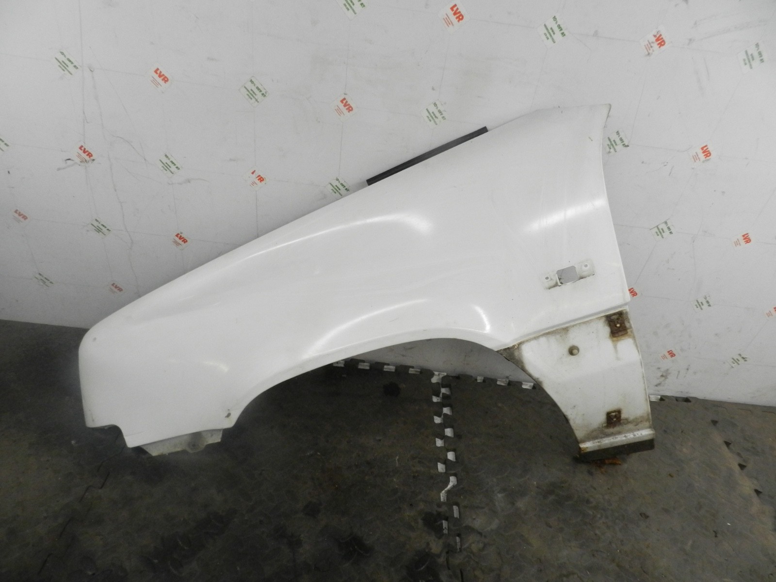 181. RENAULT 5 R5 NOT RS TURBO. PASSENGER SIDE WING IN WHITE DENTED