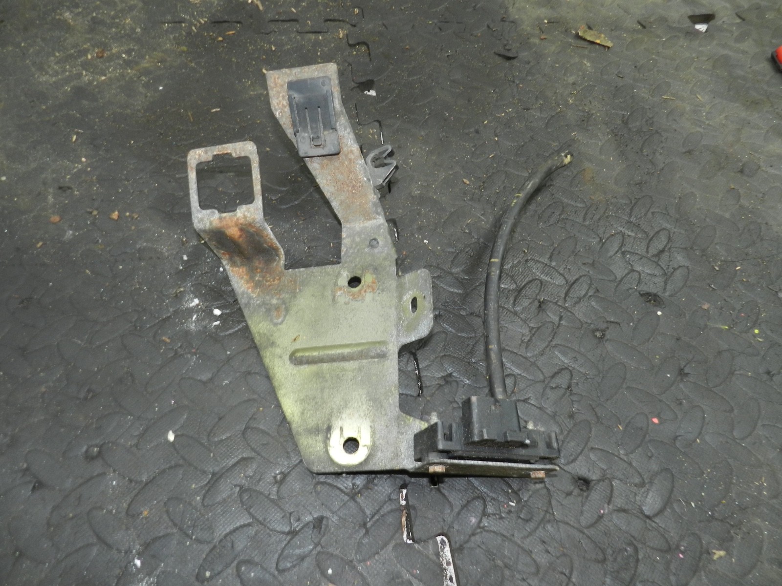 181. RENAULT 5 R5 NOT RS TURBO. MOUNTING PLATE WITH SENSOR