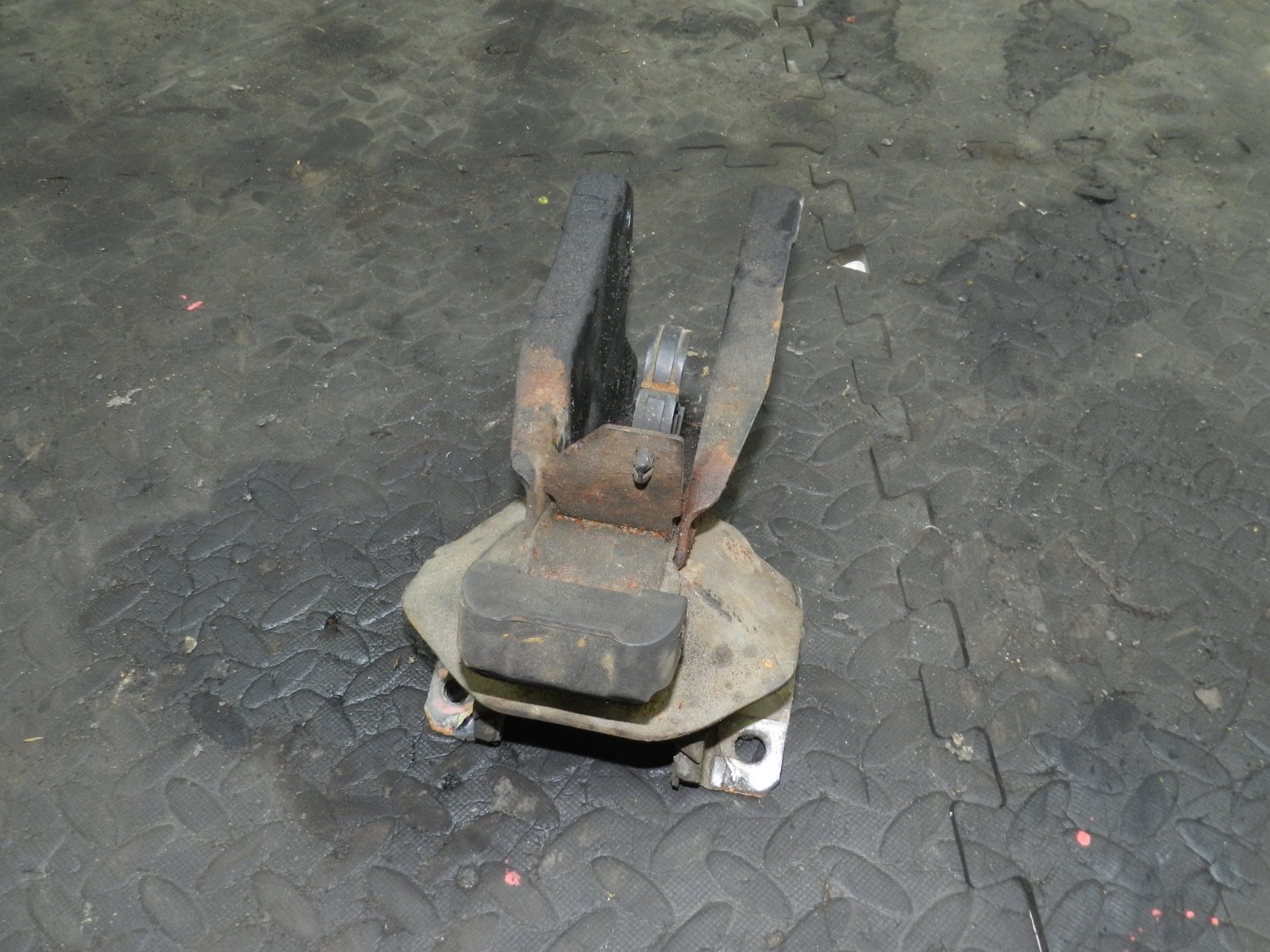 181. RENAULT 5 R5 NOT RS TURBO. ENGINE MOUNT - Image 3