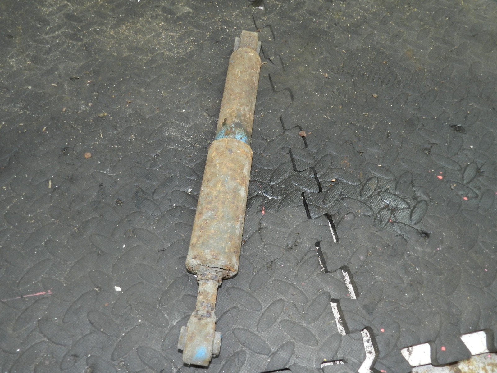 181. RENAULT 5 R5 NOT RS TURBO. REAR SUSPENSION SHOCK ABSORBER