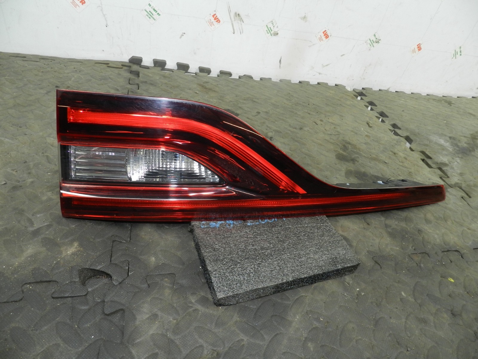 180. 2018 RENAULT KOLEOS MK2. DRIVER SIDE REAR INNER LIGHT UNIT 265507618R