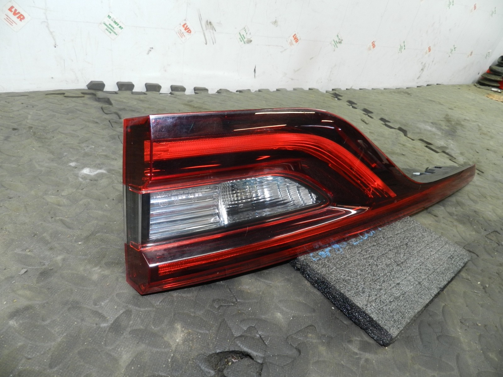 180. 2018 RENAULT KOLEOS MK2. DRIVER SIDE REAR INNER LIGHT UNIT 265507618R - Image 2