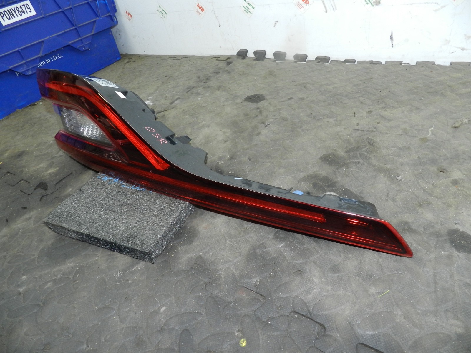 180. 2018 RENAULT KOLEOS MK2. DRIVER SIDE REAR INNER LIGHT UNIT 265507618R - Image 3