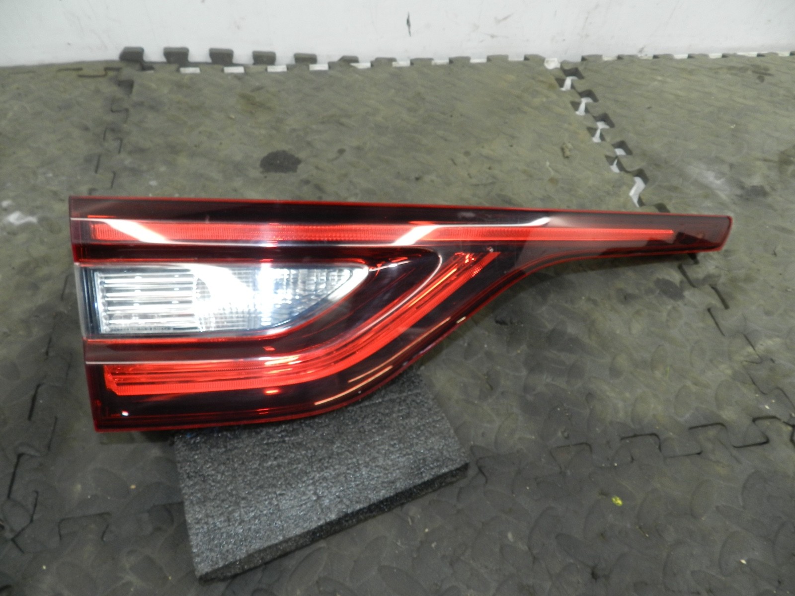180. 2018 RENAULT KOLEOS MK2. PASSENGER SIDE REAR INNER LIGHT UNIT 265550524R
