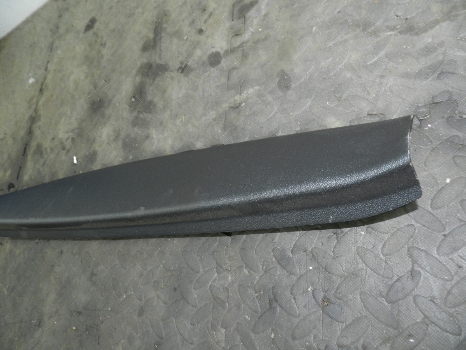 180. 2018 RENAULT KOLEOS MK2. BOOT LID TAILGATE UPPER TRIM PANEL - Image 3