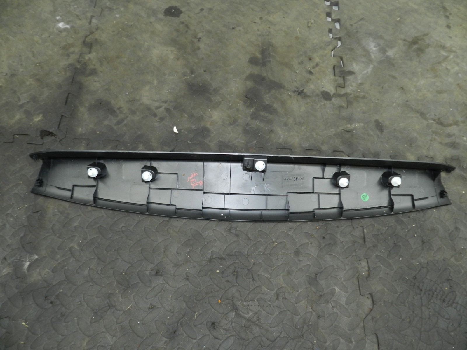 180. 2018 RENAULT KOLEOS MK2. BOOT LID TAILGATE UPPER TRIM PANEL - Image 4
