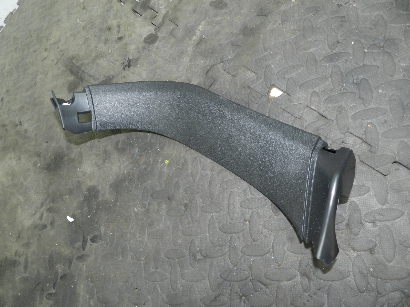180. 2018 RENAULT KOLEOS MK2. BOOT LID TAILGATE PASSENGER TRIM PANEL