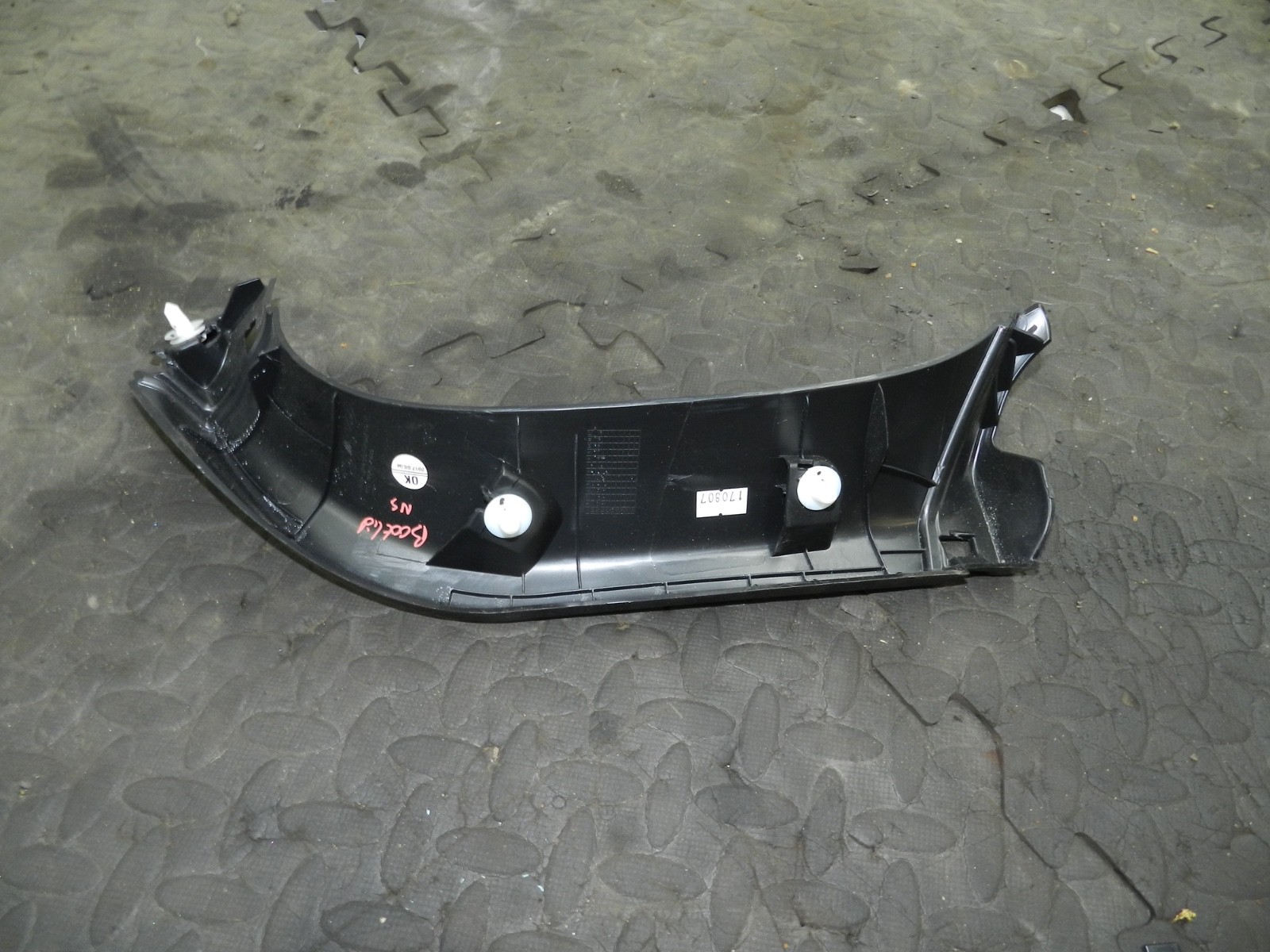 180. 2018 RENAULT KOLEOS MK2. BOOT LID TAILGATE PASSENGER TRIM PANEL - Image 2