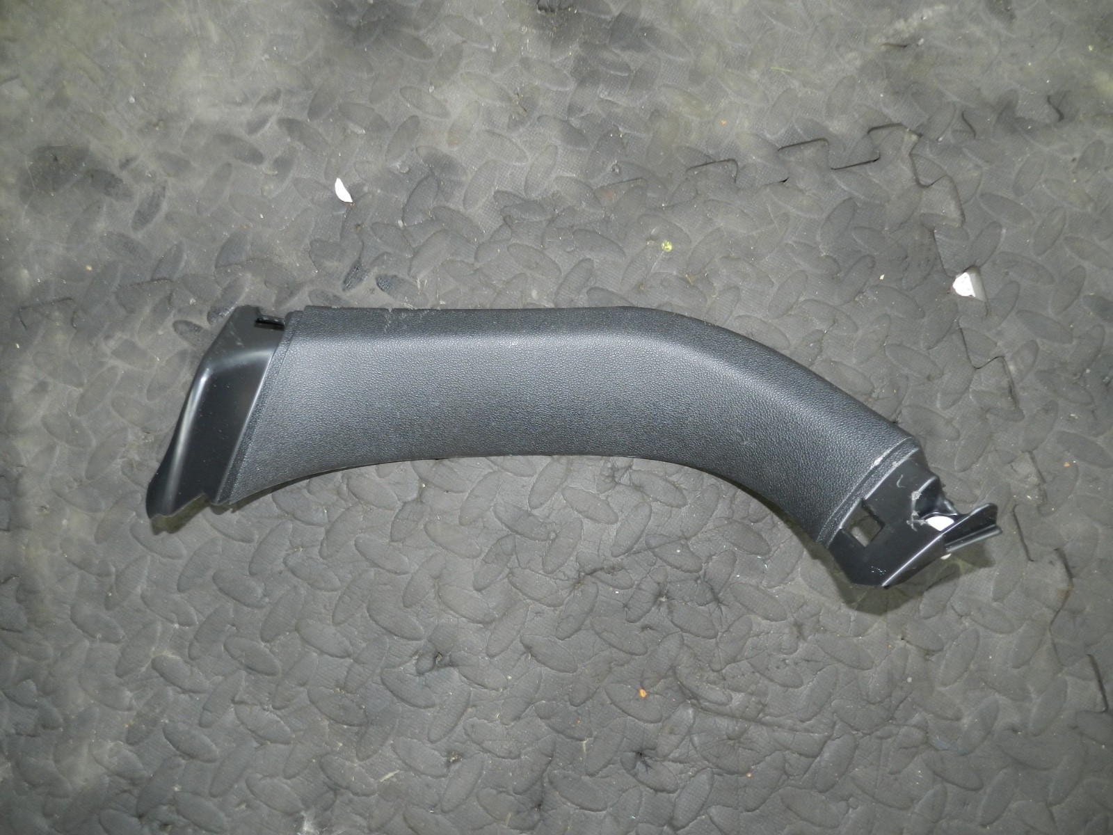 180. 2018 RENAULT KOLEOS MK2. BOOT LID TAILGATE DRIVER TRIM PANEL