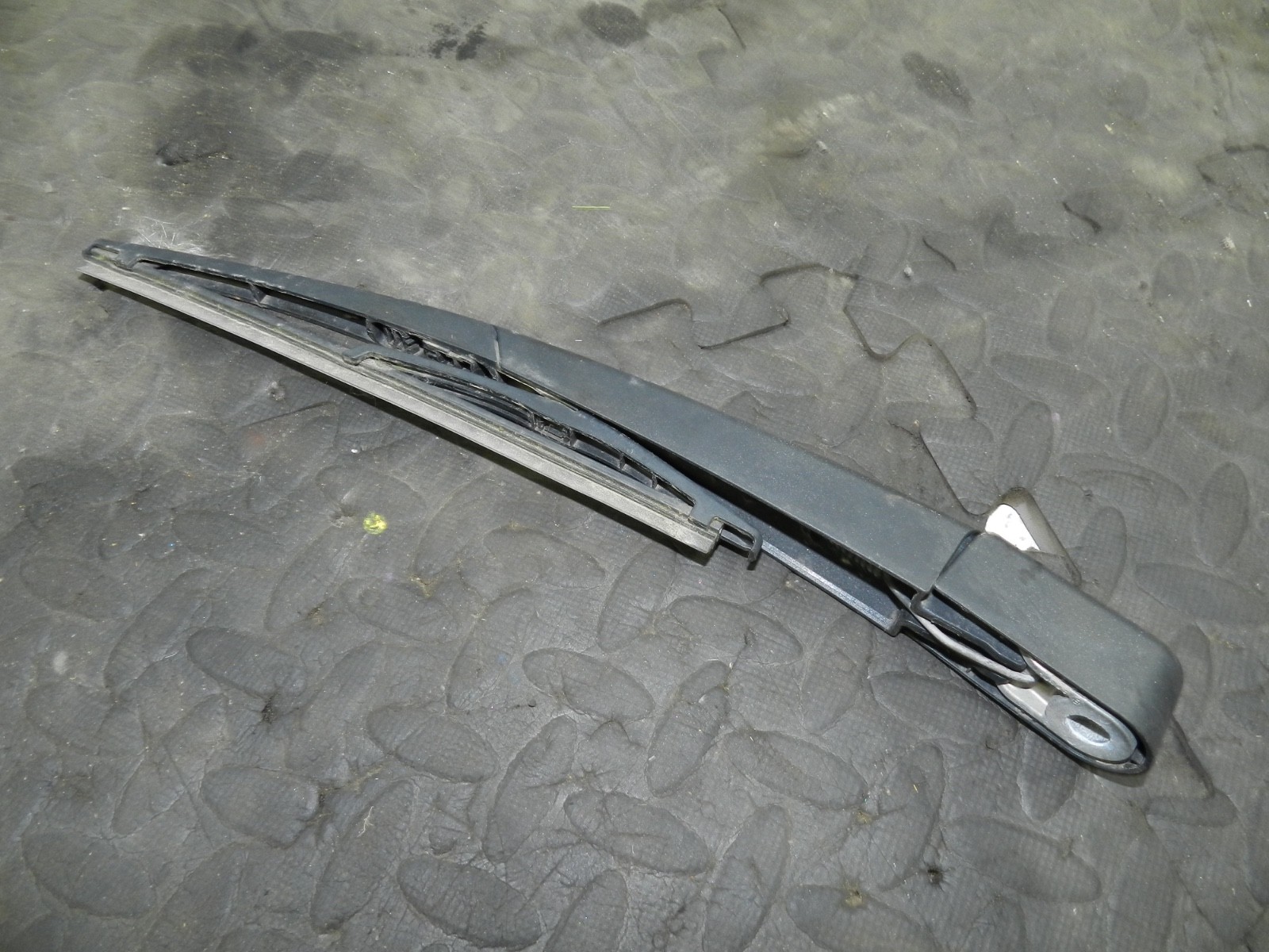 180. 2018 RENAULT KOLEOS MK2. BOOT LID TAIL GATE REAR WIPER ARM