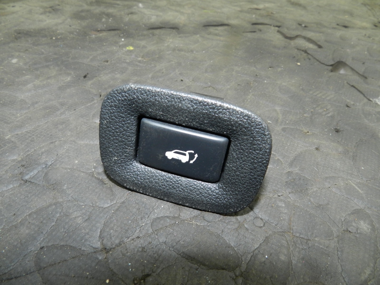 180. 2018 RENAULT KOLEOS MK2. BOOT LID TAILGATE CLOSING BUTTON