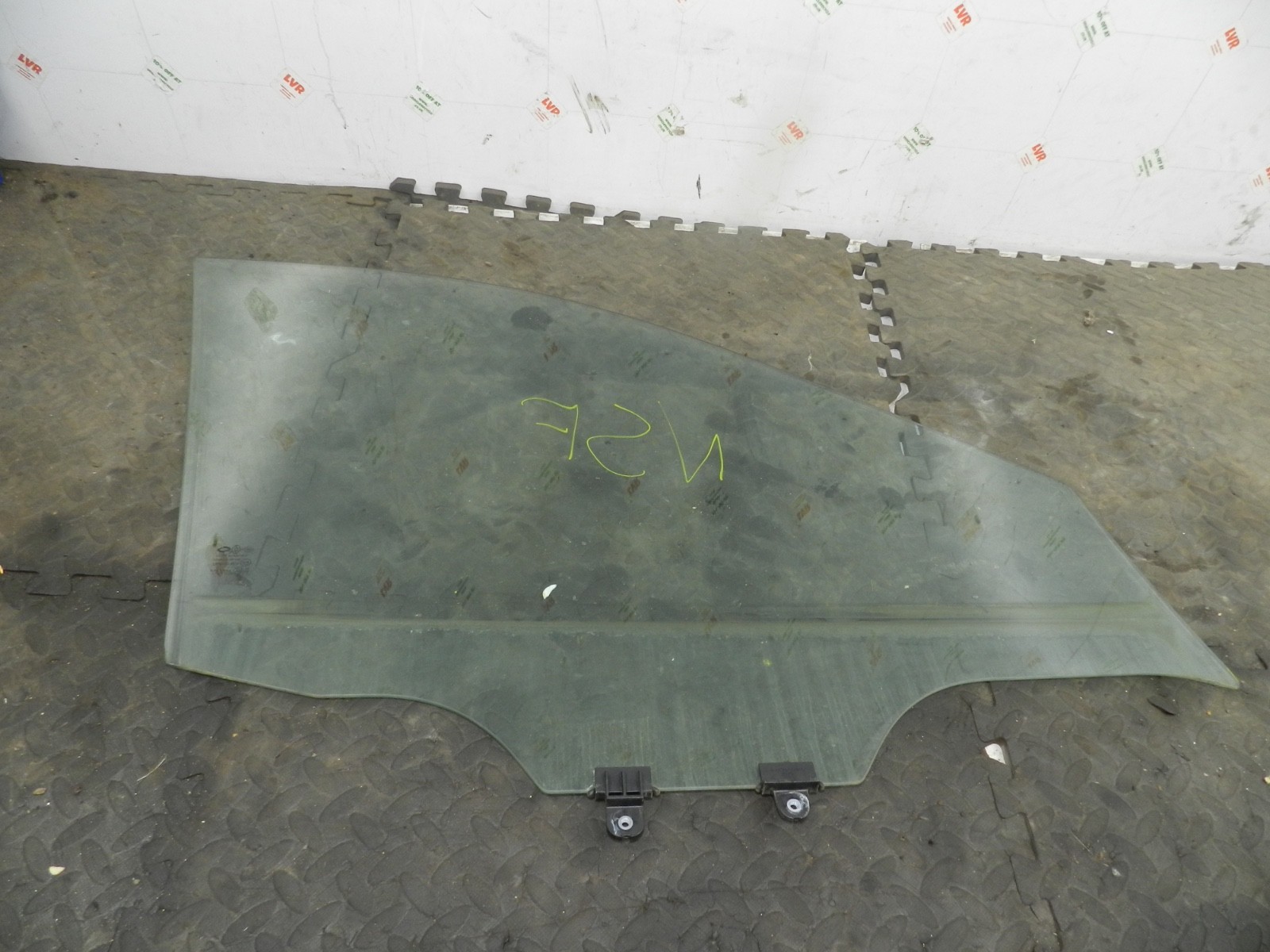 80. 2018 RENAULT KOLEOS MK2. PASSENGER SIDE FRONT DOOR WINDOW GLASS - Image 2