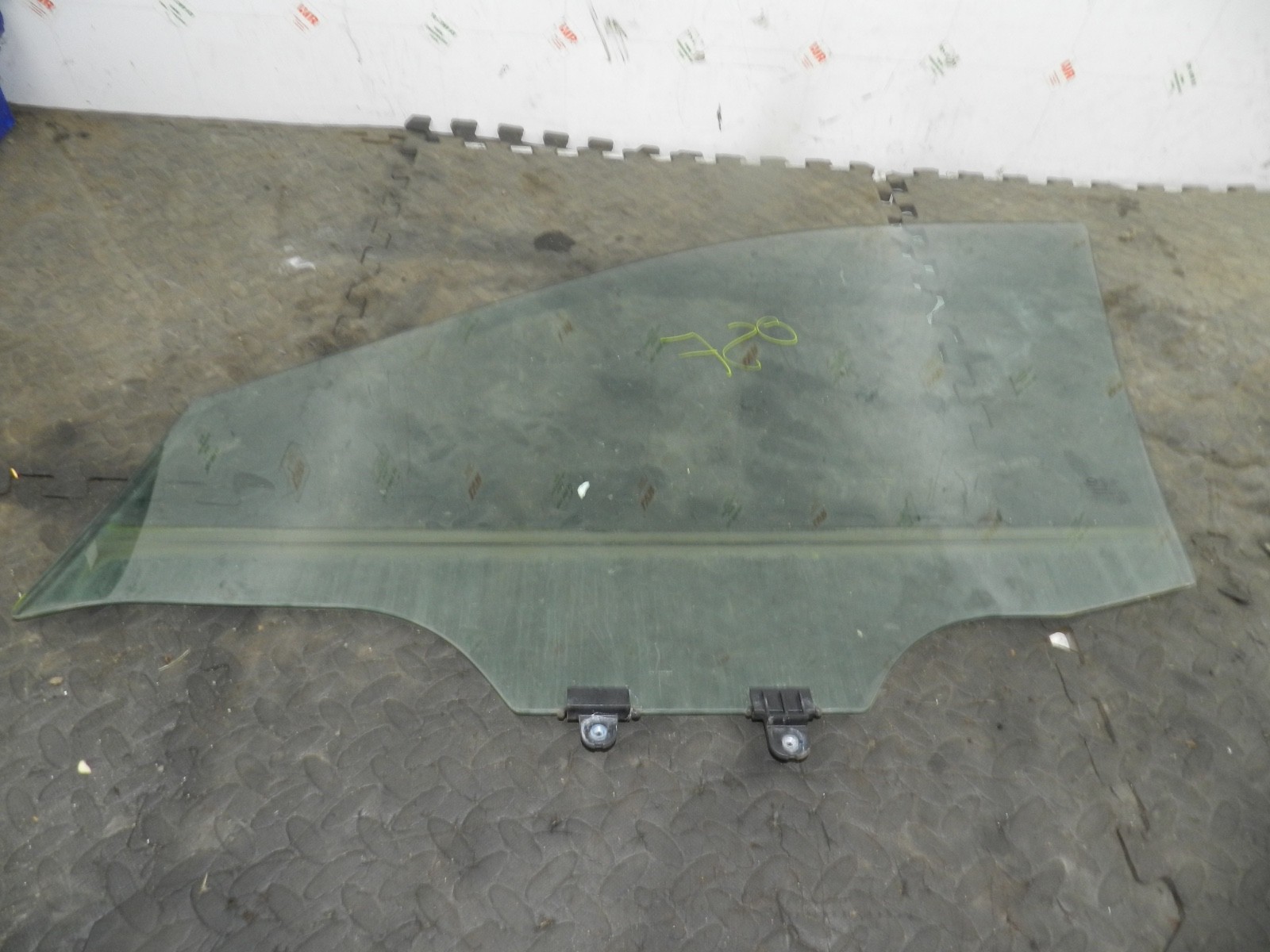 80. 2018 RENAULT KOLEOS MK2. DRIVER SIDE FRONT DOOR WINDOW GLASS - Image 2