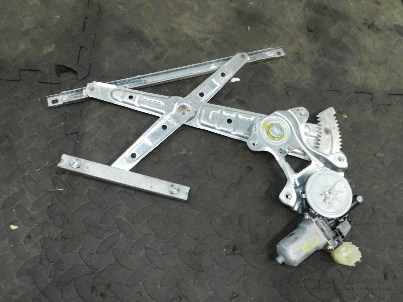 180. 2018 RENAULT KOLEOS MK2. DRIVER SIDE REAR DOOR WINDOW REGULATOR