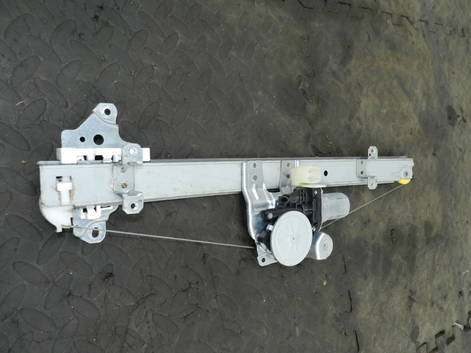 180. 2018 RENAULT KOLEOS MK2. PASSENGER SIDE FRONT DOOR WINDOW REGULATOR