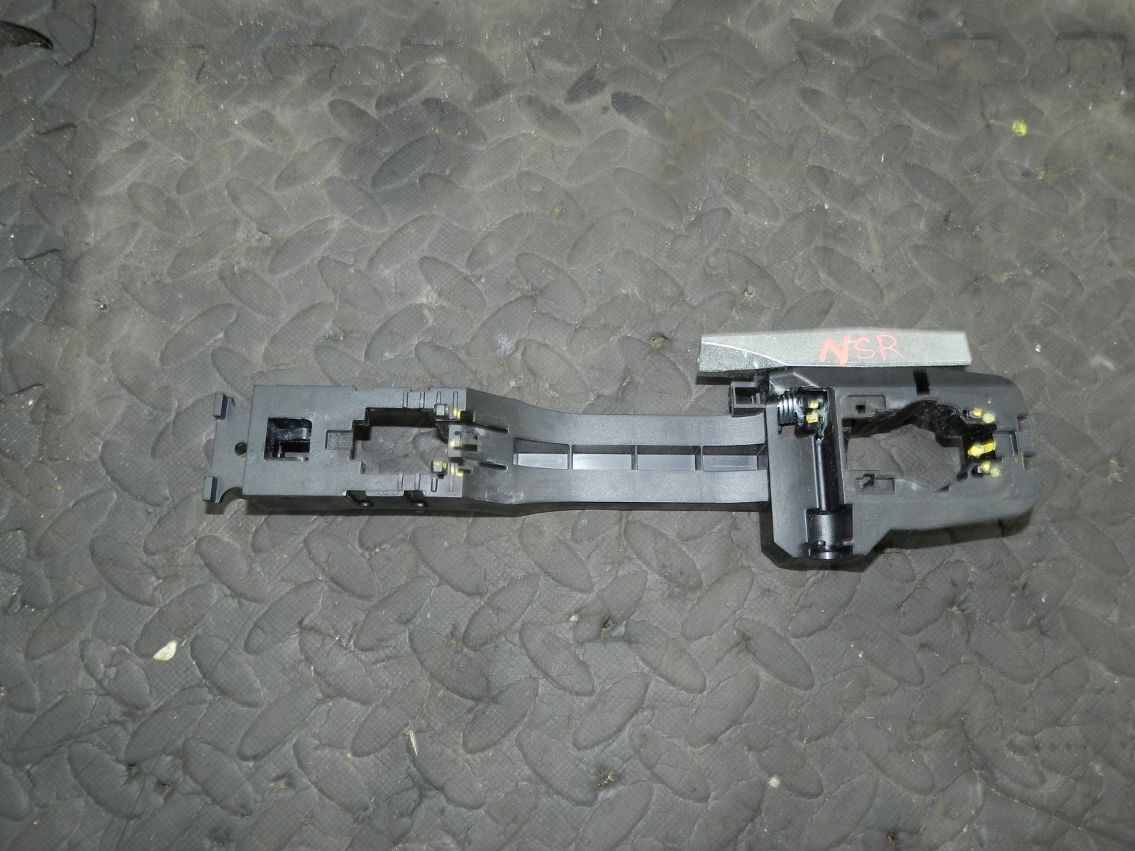 180. 2018 RENAULT KOLEOS MK2. PASSENGER SIDE REAR DOOR HANDLE FRAME BRACKET