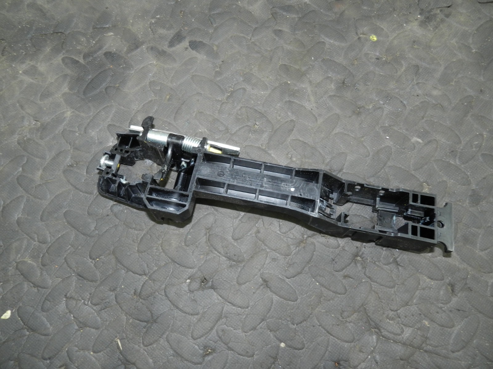 180. 2018 RENAULT KOLEOS MK2. PASSENGER SIDE REAR DOOR HANDLE FRAME BRACKET - Image 2