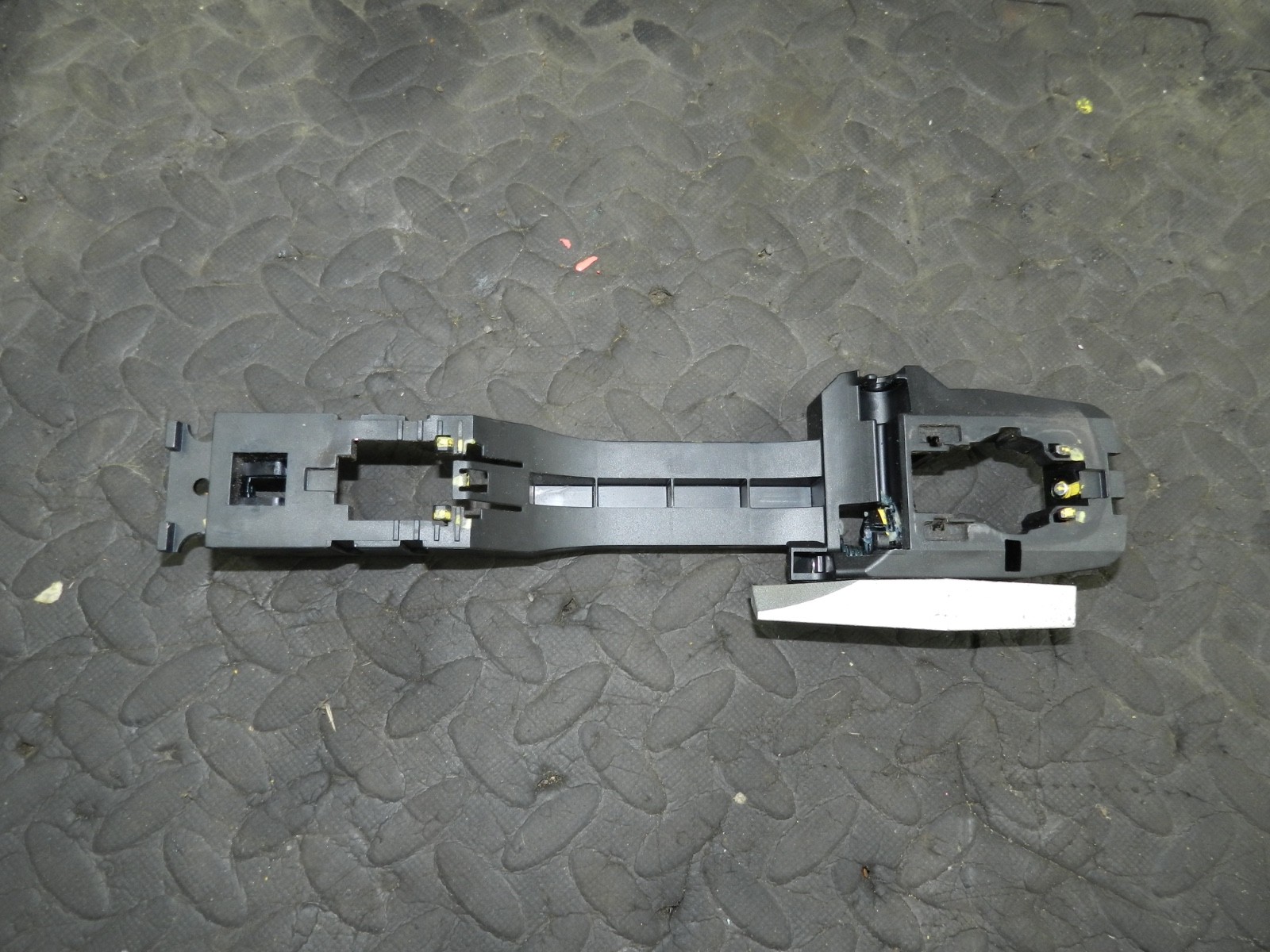 180. 2018 RENAULT KOLEOS MK2. DRIVER SIDE REAR DOOR HANDLE FRAME BRACKET