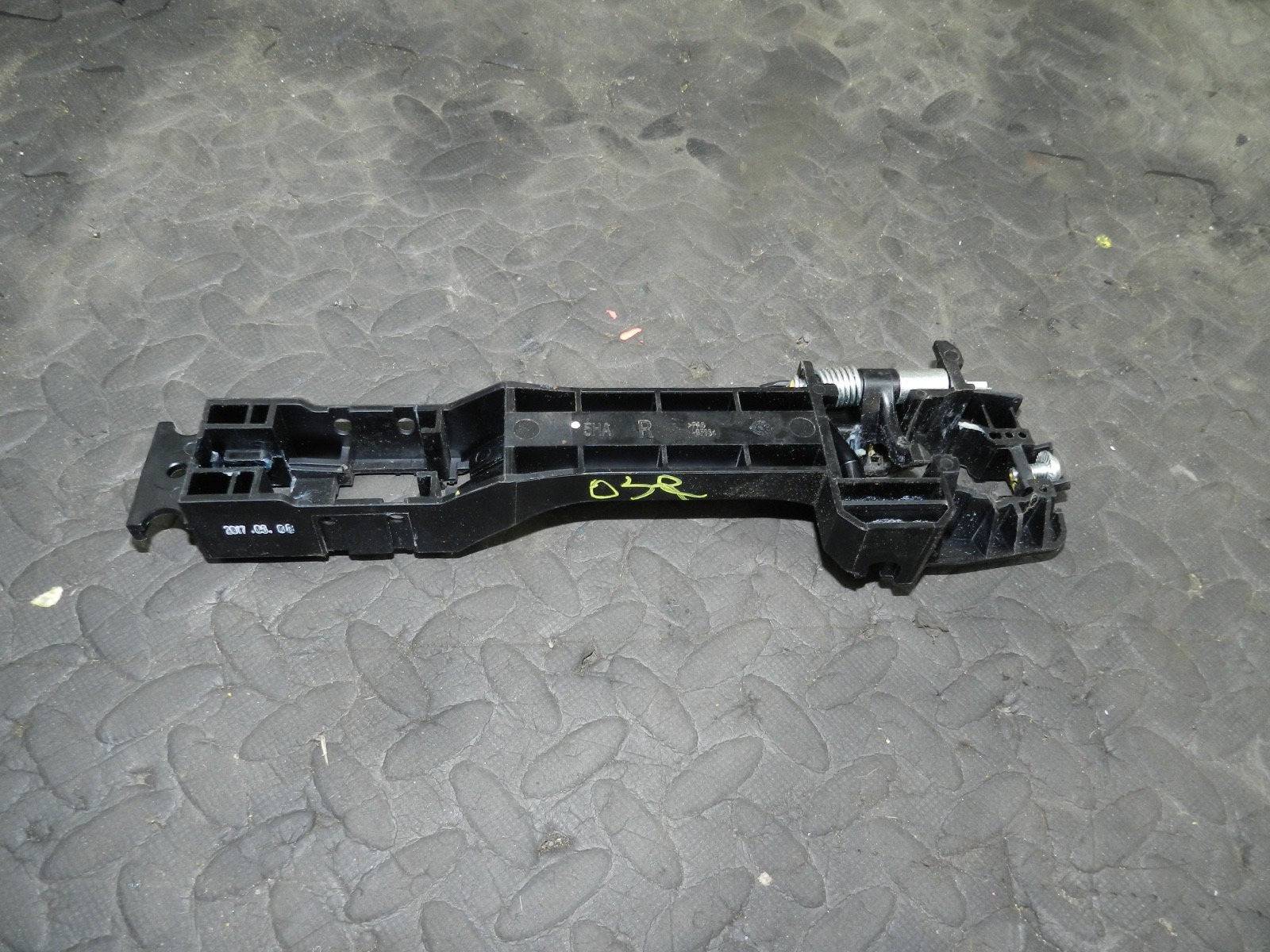 180. 2018 RENAULT KOLEOS MK2. DRIVER SIDE REAR DOOR HANDLE FRAME BRACKET - Image 2
