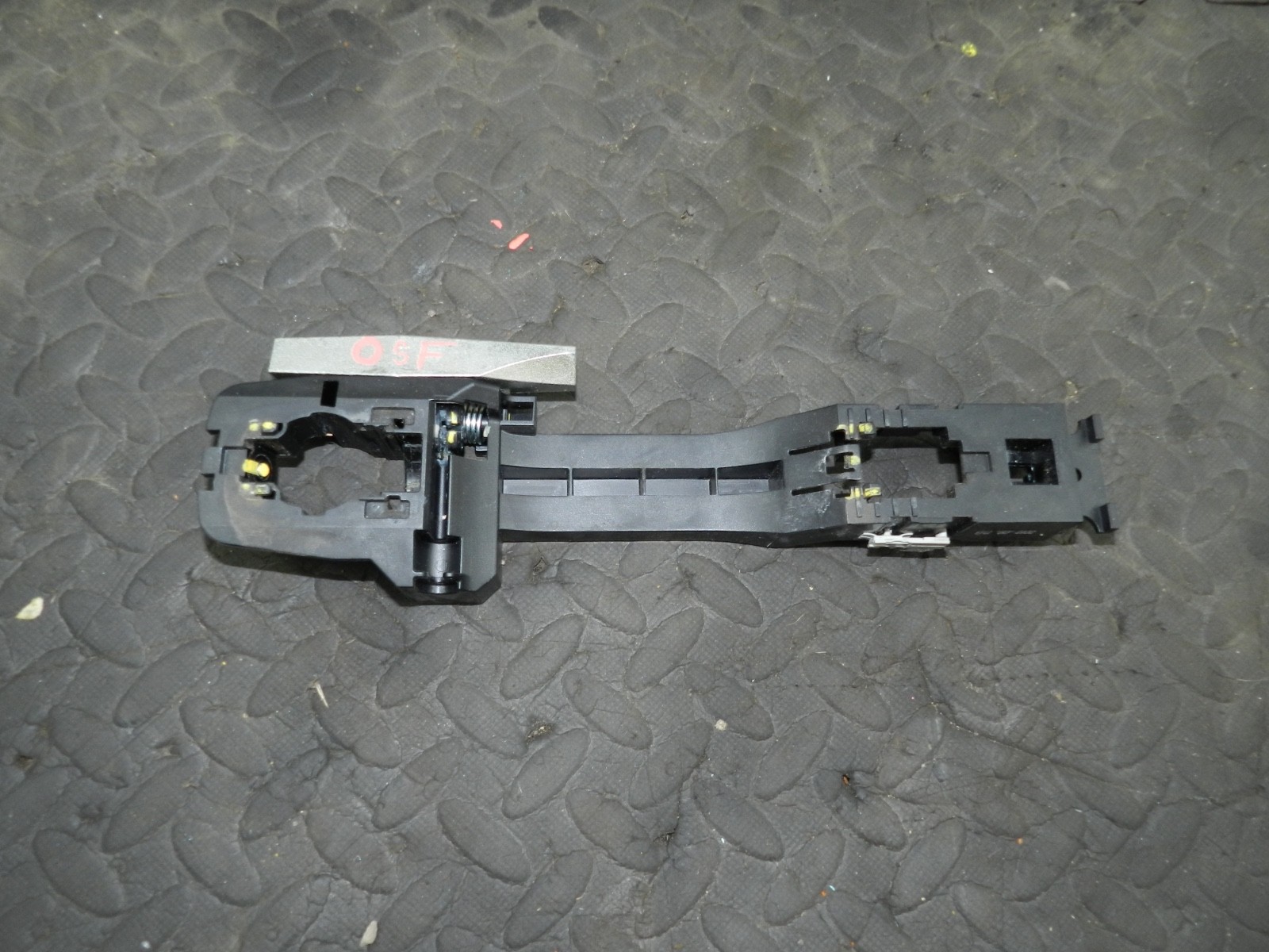 180. 2018 RENAULT KOLEOS MK2. DRIVER SIDE FRONT DOOR HANDLE FRAME BRACKET