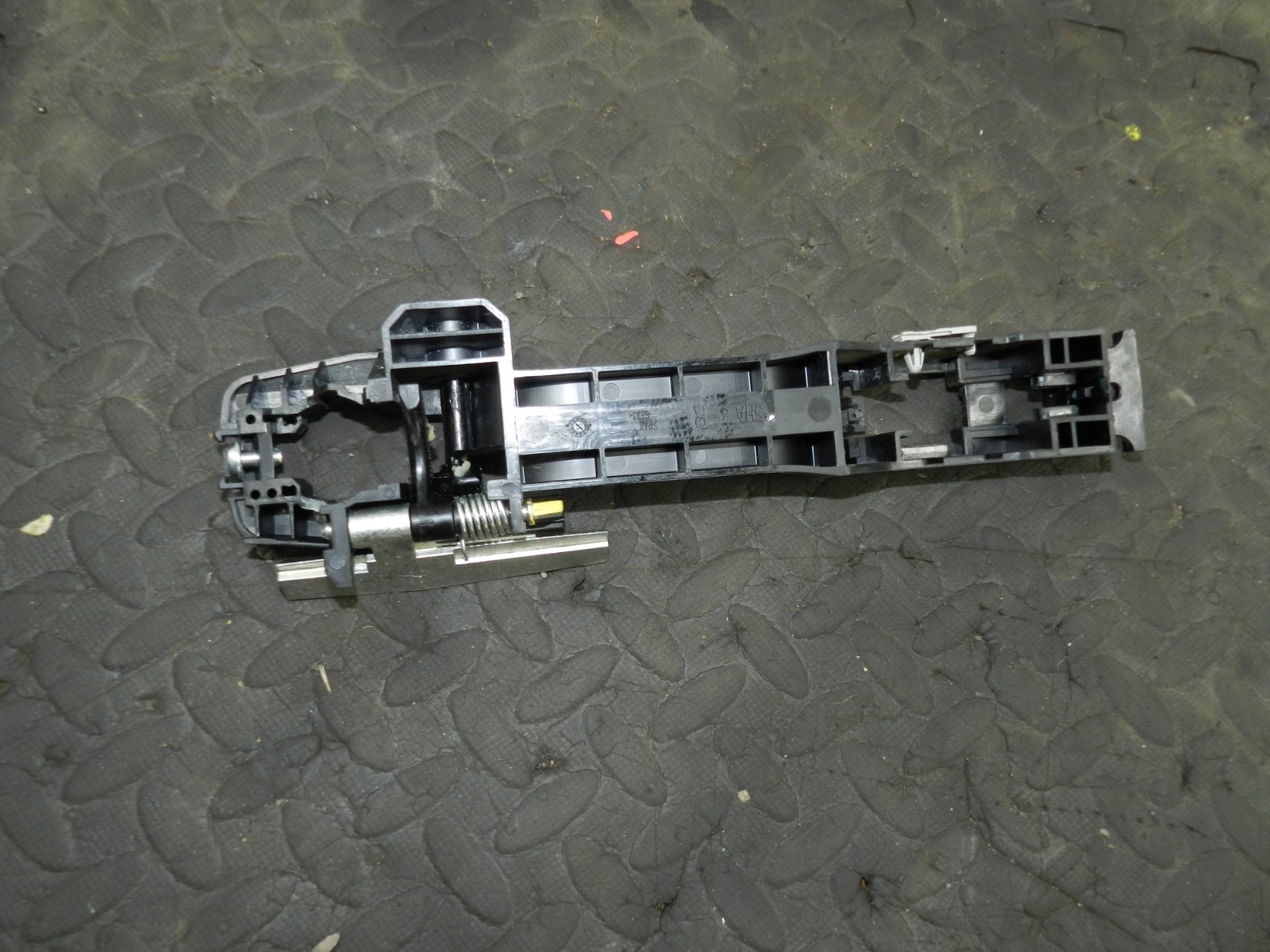180. 2018 RENAULT KOLEOS MK2. DRIVER SIDE FRONT DOOR HANDLE FRAME BRACKET - Image 2