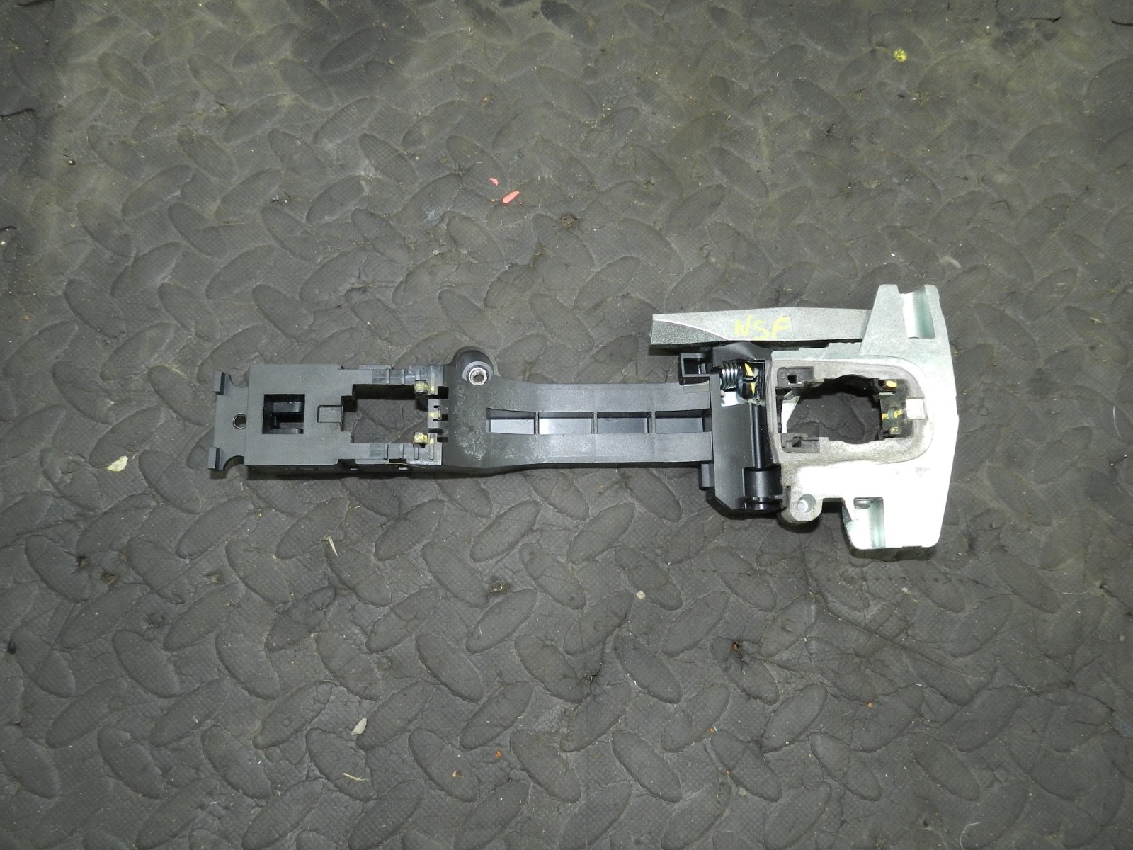 180. 2018 RENAULT KOLEOS MK2. PASSENGER SIDE FRONT DOOR HANDLE FRAME BRACKET