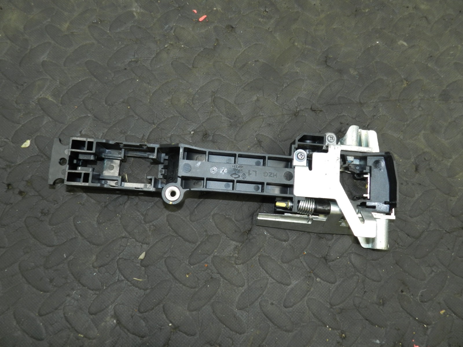 180. 2018 RENAULT KOLEOS MK2. PASSENGER SIDE FRONT DOOR HANDLE FRAME BRACKET - Image 2