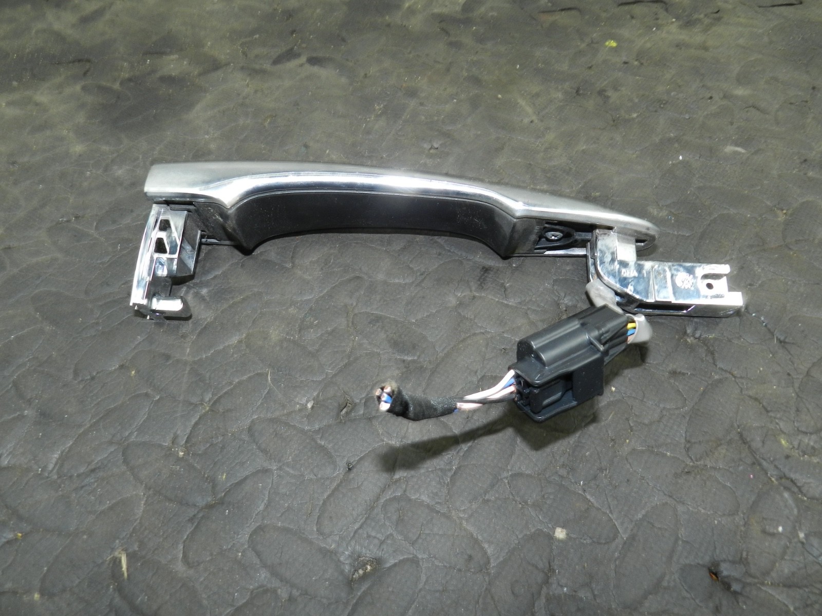 180. 2018 RENAULT KOLEOS MK2. DRIVER SIDE FRONT DOOR HANDLE CHROME - Image 3