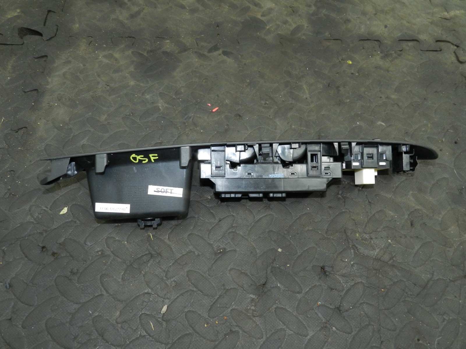 180. 2018 RENAULT KOLEOS MK2. DRIVER SIDE FRONT DOOR WINDOW SWITCHES - Image 2