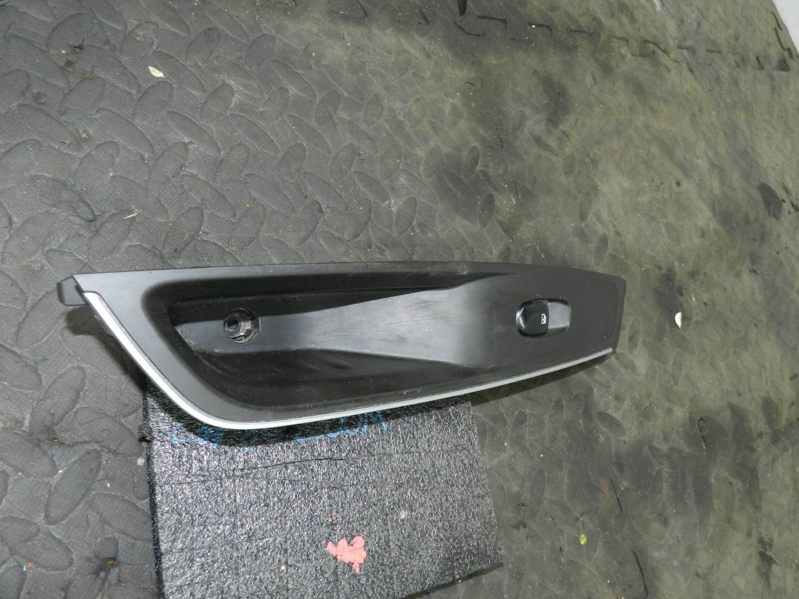 180. 2018 RENAULT KOLEOS MK2. PASSENGER SIDE FRONT DOOR WINDOW SWITCH