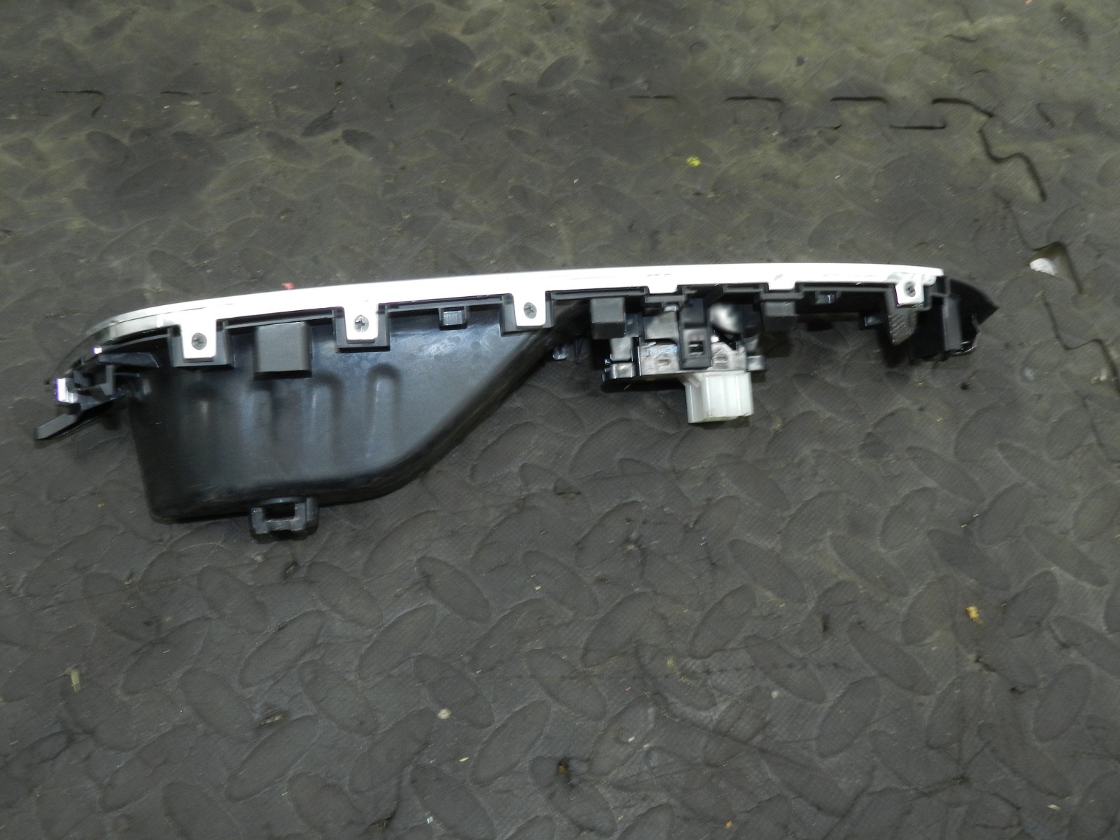 180. 2018 RENAULT KOLEOS MK2. PASSENGER SIDE FRONT DOOR WINDOW SWITCH - Image 2