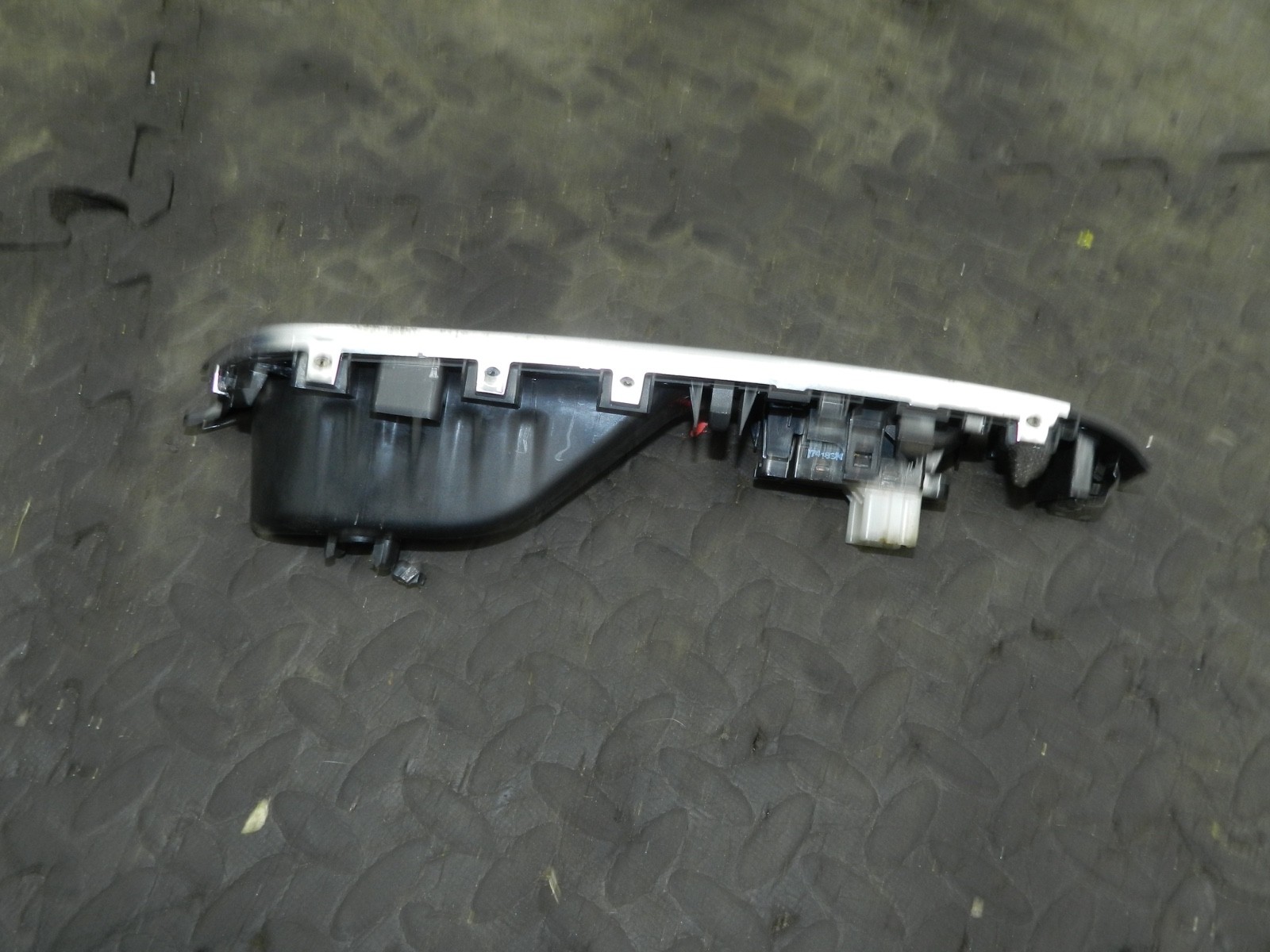 180. 2018 RENAULT KOLEOS MK2. PASSENGER SIDE REAR DOOR WINDOW SWITCH - Image 2