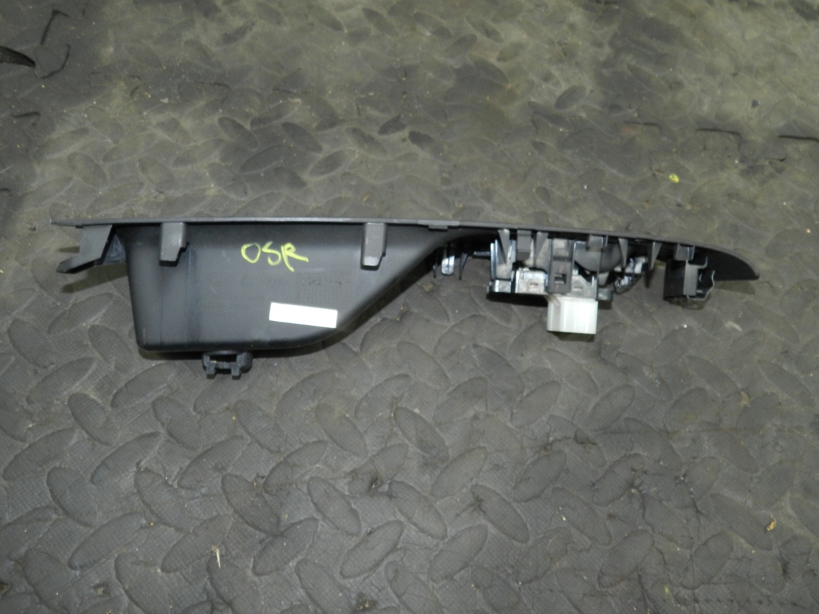 180. 2018 RENAULT KOLEOS MK2. DRIVER SIDE REAR DOOR WINDOW SWITCH - Image 2