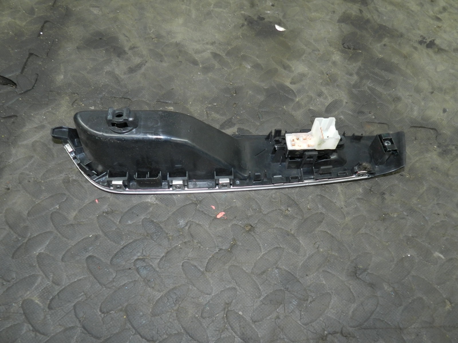 180. 2018 RENAULT KOLEOS MK2. DRIVER SIDE REAR DOOR WINDOW SWITCH - Image 3