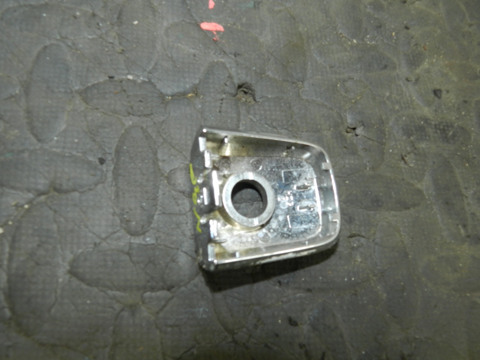 180. 2018 RENAULT KOLEOS MK2. PASSENGER SIDE FRONT DOOR LOCK COVER CHROME - Image 2
