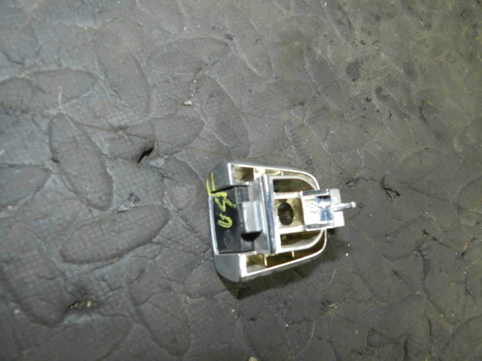 180. 2018 RENAULT KOLEOS MK2. DRIVER SIDE FRONT DOOR LOCK COVER CHROME - Image 2