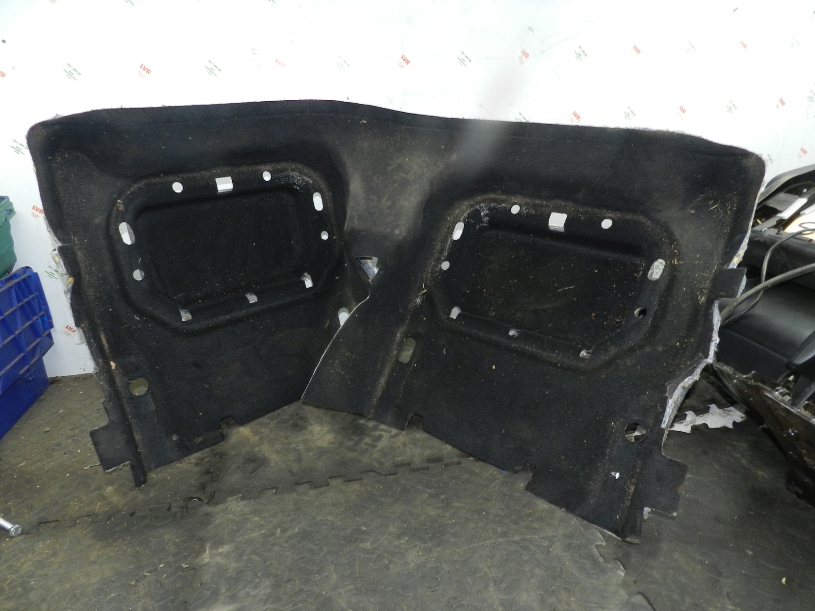 179. 2006 VOLKSWAGEN TOURAN. REAR FOOT WELL CARPET