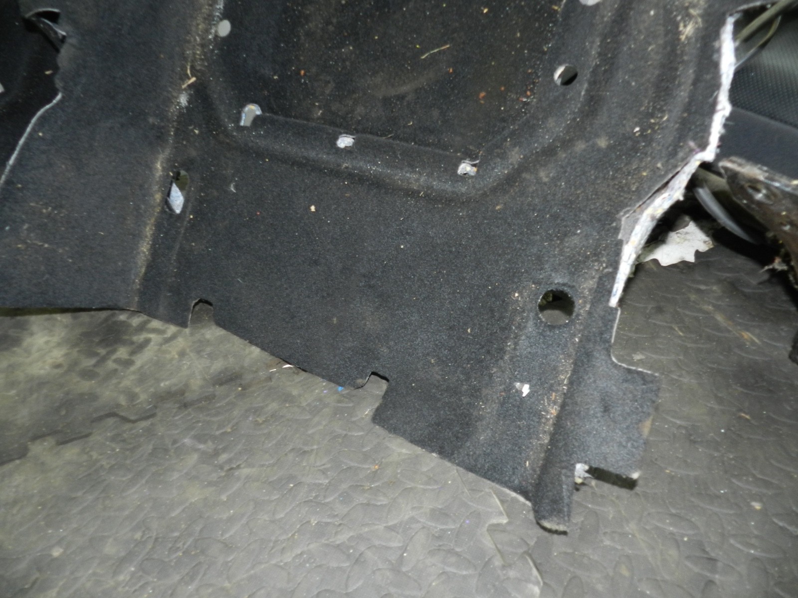 179. 2006 VOLKSWAGEN TOURAN. REAR FOOT WELL CARPET - Image 2