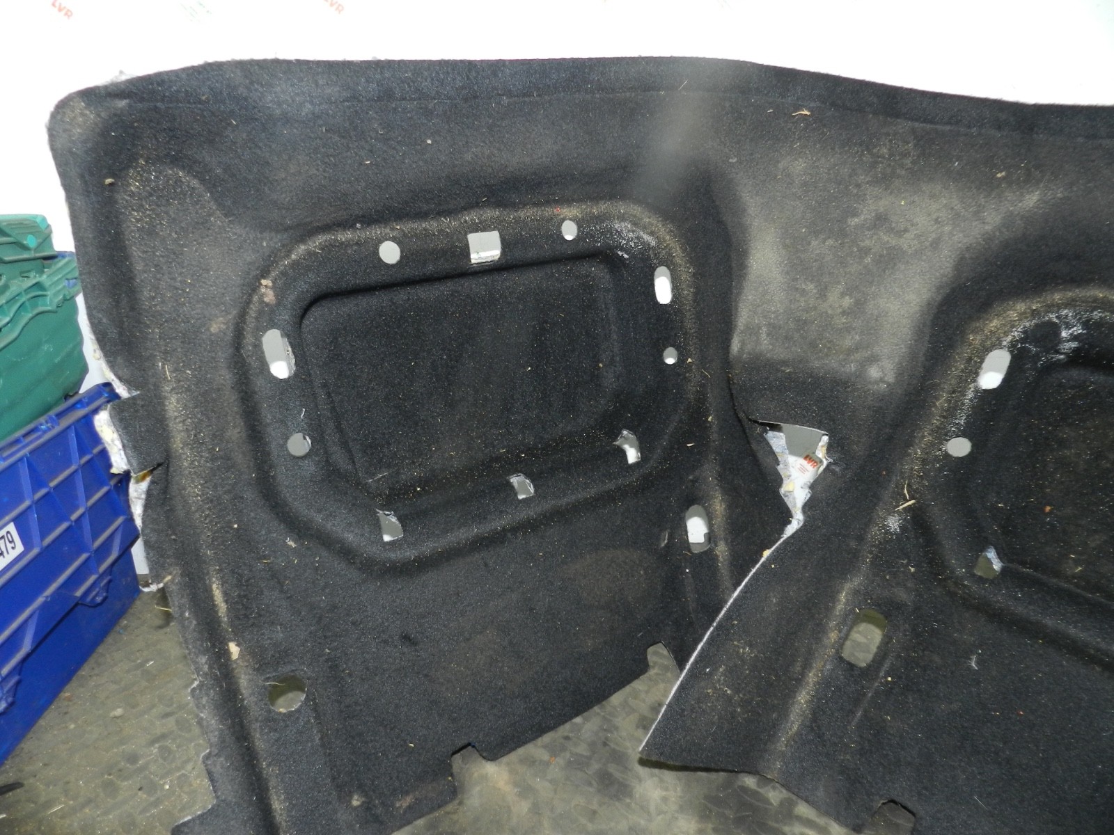179. 2006 VOLKSWAGEN TOURAN. REAR FOOT WELL CARPET - Image 4