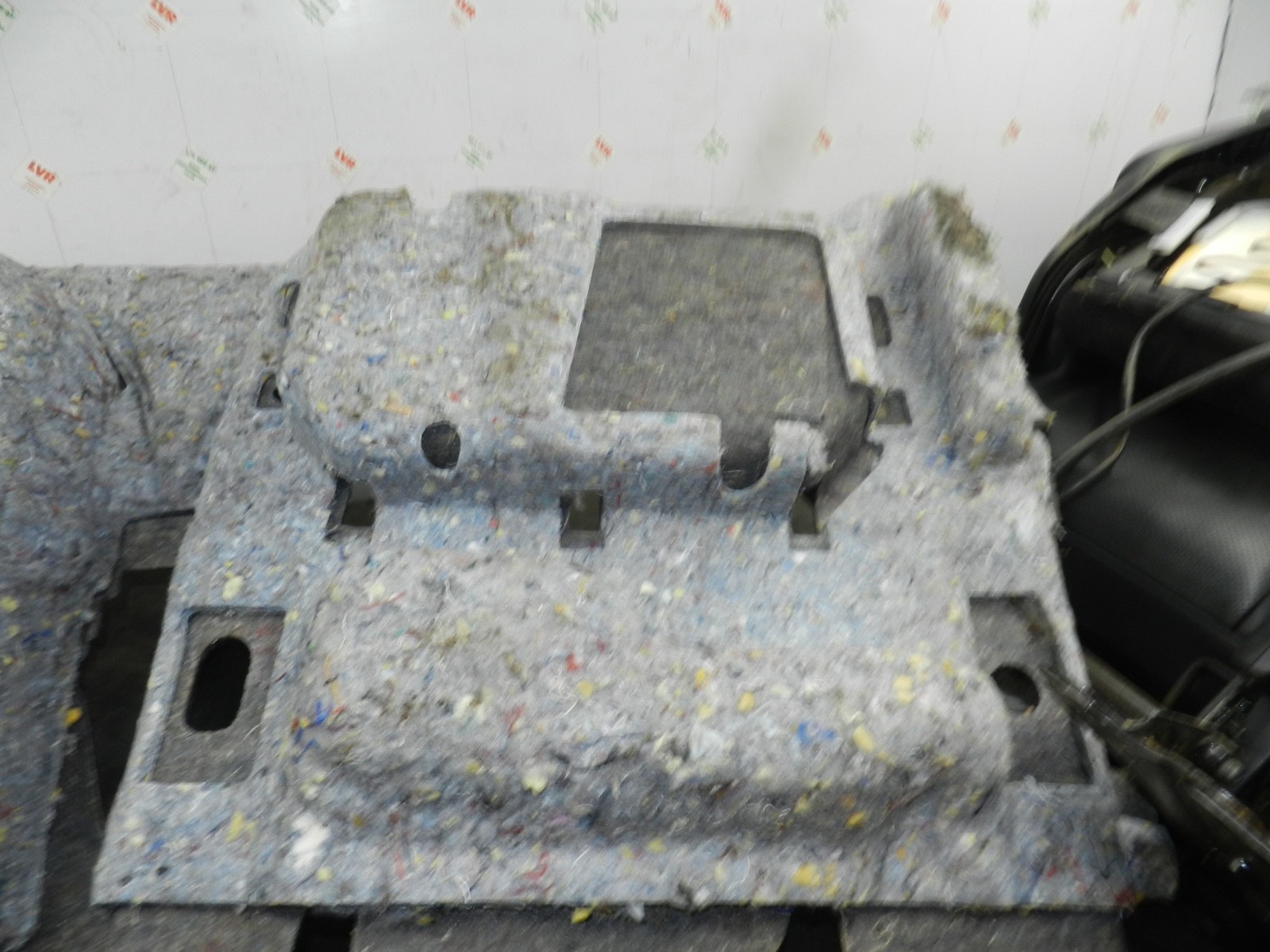 179. 2006 VOLKSWAGEN TOURAN. REAR FOOT WELL CARPET - Image 7