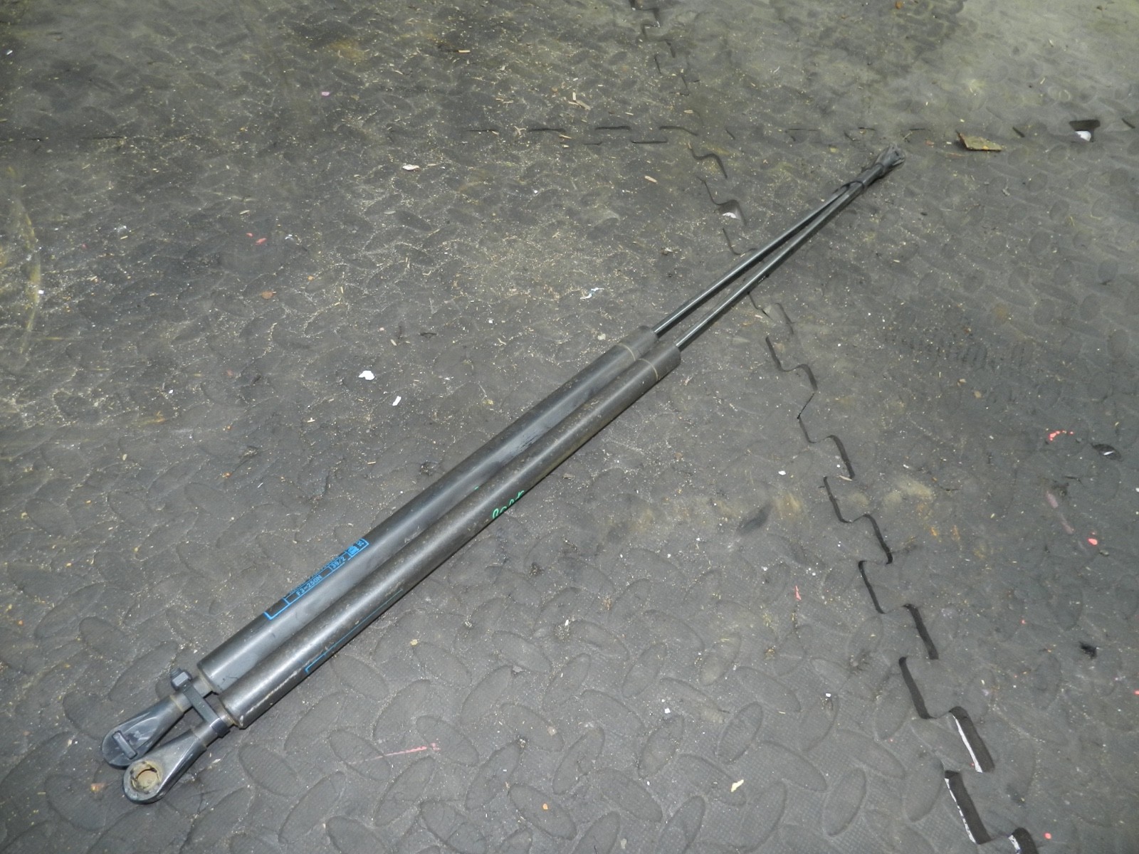 181. RENAULT 5 R5 NOT RS TURBO. BOOT LID TAIL GATE GAS STRUTS - Image 2