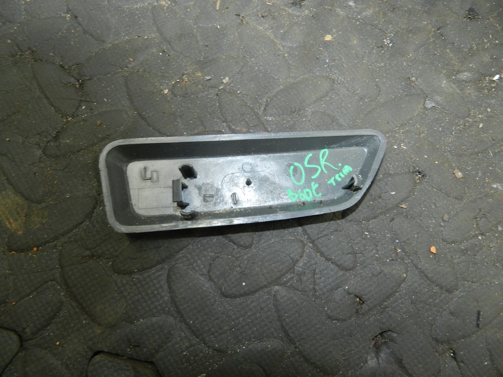181. RENAULT 5 R5 NOT RS TURBO. DRIVER SIDE BOOT HINGE TRIM - Image 2