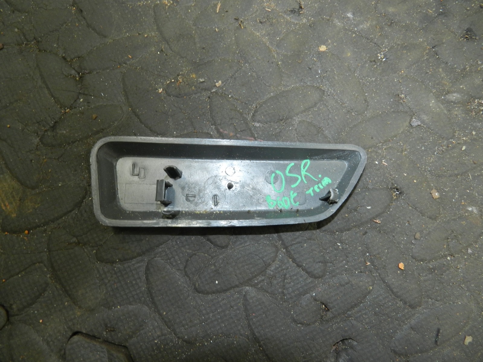 181. RENAULT 5 R5 NOT RS TURBO. DRIVER SIDE BOOT HINGE TRIM - Image 3